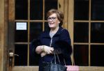 Hamburg 13 april 2018
Sylvie Meis viert haar 40e verjaardag oa met haar vader en moeder en haar broer Daniel. Ze gingen smiddags lunchen in Restaurant Daniel en s avonds was het feest in hotel Radisson Blue in Hamburg. Medium Sarina Bruens