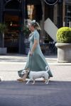 Amsterdam 19 april 2018
Saskia Noort met hondje op straat in Amsterdam zuid