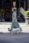 Amsterdam 19 april 2018
Saskia Noort met hondje op straat in Amsterdam zuid