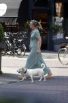 Amsterdam 19 april 2018
Saskia Noort met hondje op straat in Amsterdam zuid