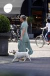 Amsterdam 19 april 2018
Saskia Noort met hondje op straat in Amsterdam zuid