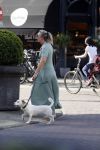 Amsterdam 19 april 2018
Saskia Noort met hondje op straat in Amsterdam zuid