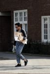 Amsterdam 22 april 2018
Susan Visser brengt oud papier weg.