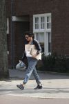 Amsterdam 22 april 2018
Susan Visser brengt oud papier weg.