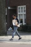 Amsterdam 22 april 2018
Susan Visser brengt oud papier weg.