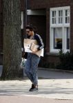Amsterdam 22 april 2018
Susan Visser brengt oud papier weg.