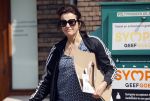 Amsterdam 22 april 2018
Susan Visser brengt oud papier weg.