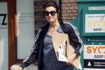 Amsterdam 22 april 2018
Susan Visser brengt oud papier weg.