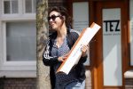 Amsterdam 22 april 2018
Susan Visser brengt oud papier weg.
