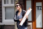 Amsterdam 22 april 2018
Susan Visser brengt oud papier weg.