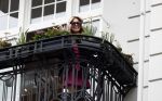 Hamburg 13 april 2018
Sylvie Meis viert haar 40e verjaardag oa met haar vader en moeder en haar broer Daniel. Ze gingen smiddags lunchen in Restaurant Daniel en s avonds was het feest in hotel Radisson Blue in Hamburg. Sylvie Meis op balkon van haar bedrijf