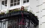 Hamburg 13 april 2018
Sylvie Meis viert haar 40e verjaardag oa met haar vader en moeder en haar broer Daniel. Ze gingen smiddags lunchen in Restaurant Daniel en s avonds was het feest in hotel Radisson Blue in Hamburg. Sylvie Meis op balkon van haar bedrijf