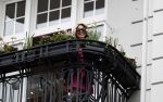 Hamburg 13 april 2018
Sylvie Meis viert haar 40e verjaardag oa met haar vader en moeder en haar broer Daniel. Ze gingen smiddags lunchen in Restaurant Daniel en s avonds was het feest in hotel Radisson Blue in Hamburg. Sylvie Meis op balkon van haar bedrijf