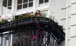 Hamburg 13 april 2018
Sylvie Meis viert haar 40e verjaardag oa met haar vader en moeder en haar broer Daniel. Ze gingen smiddags lunchen in Restaurant Daniel en s avonds was het feest in hotel Radisson Blue in Hamburg. Sylvie Meis op balkon van haar bedrijf