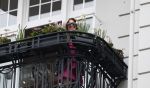 Hamburg 13 april 2018
Sylvie Meis viert haar 40e verjaardag oa met haar vader en moeder en haar broer Daniel. Ze gingen smiddags lunchen in Restaurant Daniel en s avonds was het feest in hotel Radisson Blue in Hamburg. Sylvie Meis op balkon van haar bedrijf