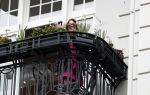 Hamburg 13 april 2018
Sylvie Meis viert haar 40e verjaardag oa met haar vader en moeder en haar broer Daniel. Ze gingen smiddags lunchen in Restaurant Daniel en s avonds was het feest in hotel Radisson Blue in Hamburg. Sylvie Meis op balkon van haar bedrijf