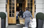 Hamburg 13 april 2018
Sylvie Meis viert haar 40e verjaardag oa met haar vader en moeder en haar broer Daniel. Ze gingen smiddags lunchen in Restaurant Daniel en s avonds was het feest in hotel Radisson Blue in Hamburg Bloemen.
