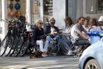 Amsterdam 8 mei 2018 
Tatjana Simic met haar moeder en een vriendin op terras.
