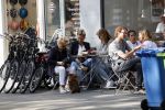 Amsterdam 8 mei 2018 
Tatjana Simic met haar moeder en een vriendin op terras.