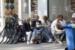 Amsterdam 8 mei 2018 
Tatjana Simic met haar moeder en een vriendin op terras.