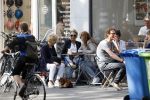 Amsterdam 8 mei 2018 
Tatjana Simic met haar moeder en een vriendin op terras.