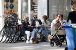 Amsterdam 8 mei 2018 
Tatjana Simic met haar moeder en een vriendin op terras.