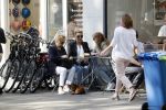 Amsterdam 8 mei 2018 
Tatjana Simic met haar moeder en een vriendin op terras.