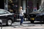 Amsterdam 19 april 2018
Tatjana met haar mobiel op de beethovenstraat