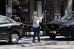Amsterdam 19 april 2018
Tatjana met haar mobiel op de beethovenstraat