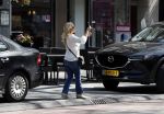 Amsterdam 19 april 2018
Tatjana met haar mobiel op de beethovenstraat