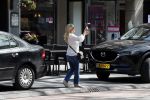 Amsterdam 19 april 2018
Tatjana met haar mobiel op de beethovenstraat