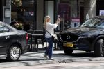 Amsterdam 19 april 2018
Tatjana met haar mobiel op de beethovenstraat