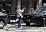 Amsterdam 19 april 2018
Tatjana met haar mobiel op de beethovenstraat