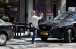 Amsterdam 19 april 2018
Tatjana met haar mobiel op de beethovenstraat
