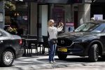Amsterdam 19 april 2018
Tatjana met haar mobiel op de beethovenstraat