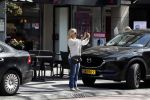 Amsterdam 19 april 2018
Tatjana met haar mobiel op de beethovenstraat