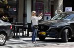 Amsterdam 19 april 2018
Tatjana met haar mobiel op de beethovenstraat