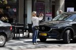 Amsterdam 19 april 2018
Tatjana met haar mobiel op de beethovenstraat
