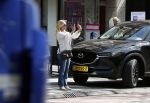 Amsterdam 19 april 2018
Tatjana met haar mobiel op de beethovenstraat
