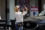 Amsterdam 19 april 2018
Tatjana met haar mobiel op de beethovenstraat