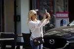 Amsterdam 19 april 2018
Tatjana met haar mobiel op de beethovenstraat