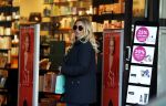 Amsterdam 16 april 2018
Tatjana Simoc doet boodschappen op de beethovenstraat
