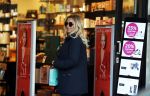 Amsterdam 16 april 2018
Tatjana Simoc doet boodschappen op de beethovenstraat