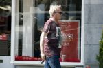 Amsterdam 21 april 2018
Tom Egbers met apart tshirt op straat