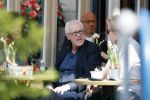 Amsterdam 11 april 2018
Wim de partber van de afgelopen jaar overleden Joop Braakhekke op terras