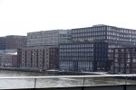 Amsterdam 9 mei 2018 
Yolanthe Sneijder Cabau en Wesley Sneijder en Xelly Cabau v Kasbergen hebben appartement 
in linker gebouw aan het IJ in Amsterdam. Yolanthe haar zus Xelly woont in gebouw ernaast.