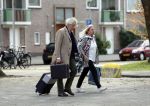 Amsterdam 18 april 2019
Boudewijn Poelman met zijn vrouw wandelend op straat  in Amsterdam zuid .