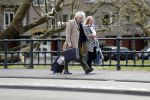 Amsterdam 18 april 2019
Boudewijn Poelman met zijn vrouw wandelend op straat  in Amsterdam zuid .