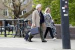 Amsterdam 18 april 2019
Boudewijn Poelman met zijn vrouw wandelend op straat  in Amsterdam zuid .