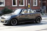 Amsterdam 8 april 2019
Caroline Tensen met zoon Bob in mini cooper cabrio